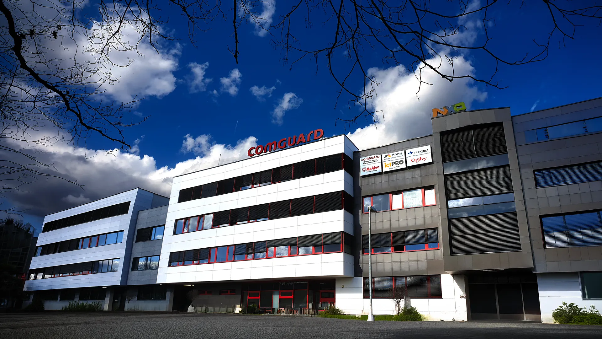 Pohled na moderní administrativní budovu COMGUARD v Brně na Sochorově ulici.