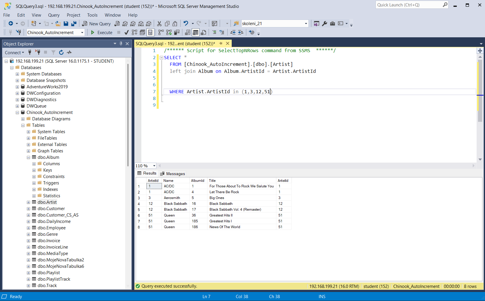 Prostředí SQL Server Management Studio s T-SQL dotazem pro propojení tabulek a tabulkou výsledků.